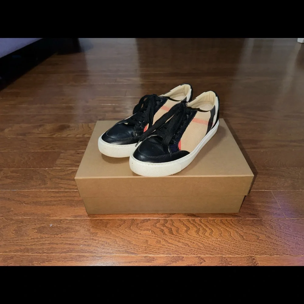 Burberry Sneakers - Picture 2 of 4